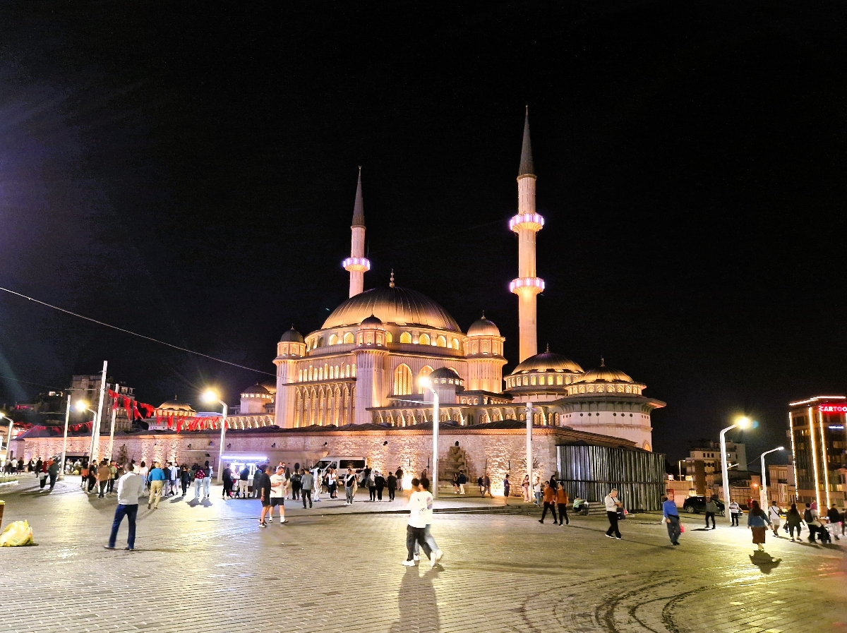 28 ISTANBUL Taksim Square